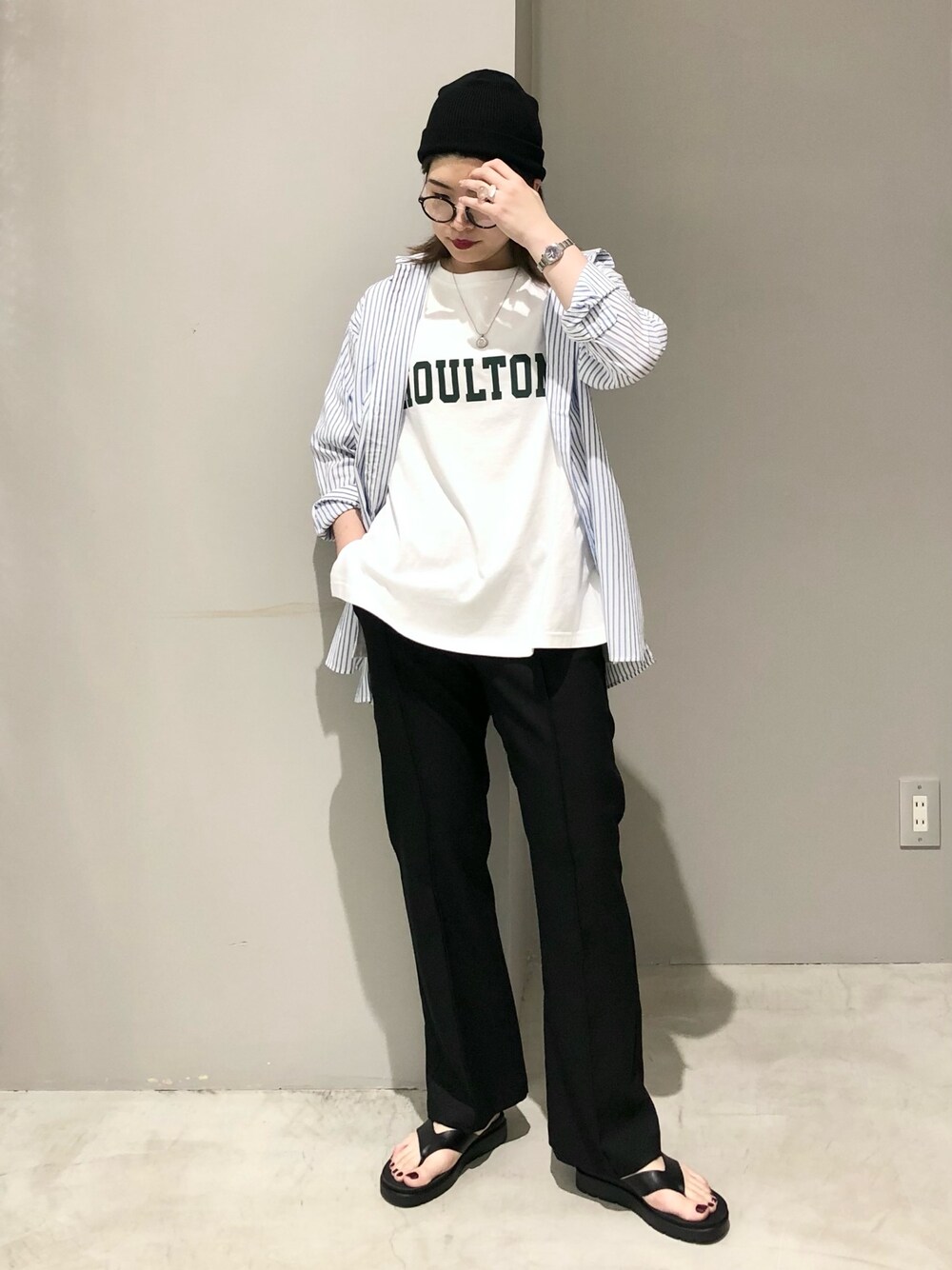 ホワイト系のTシャツ/カットソー、ブルー系のシャツ/ブラウス、ブラック系のその他パンツを着用したレディースの夏コーディネートの1枚目の写真