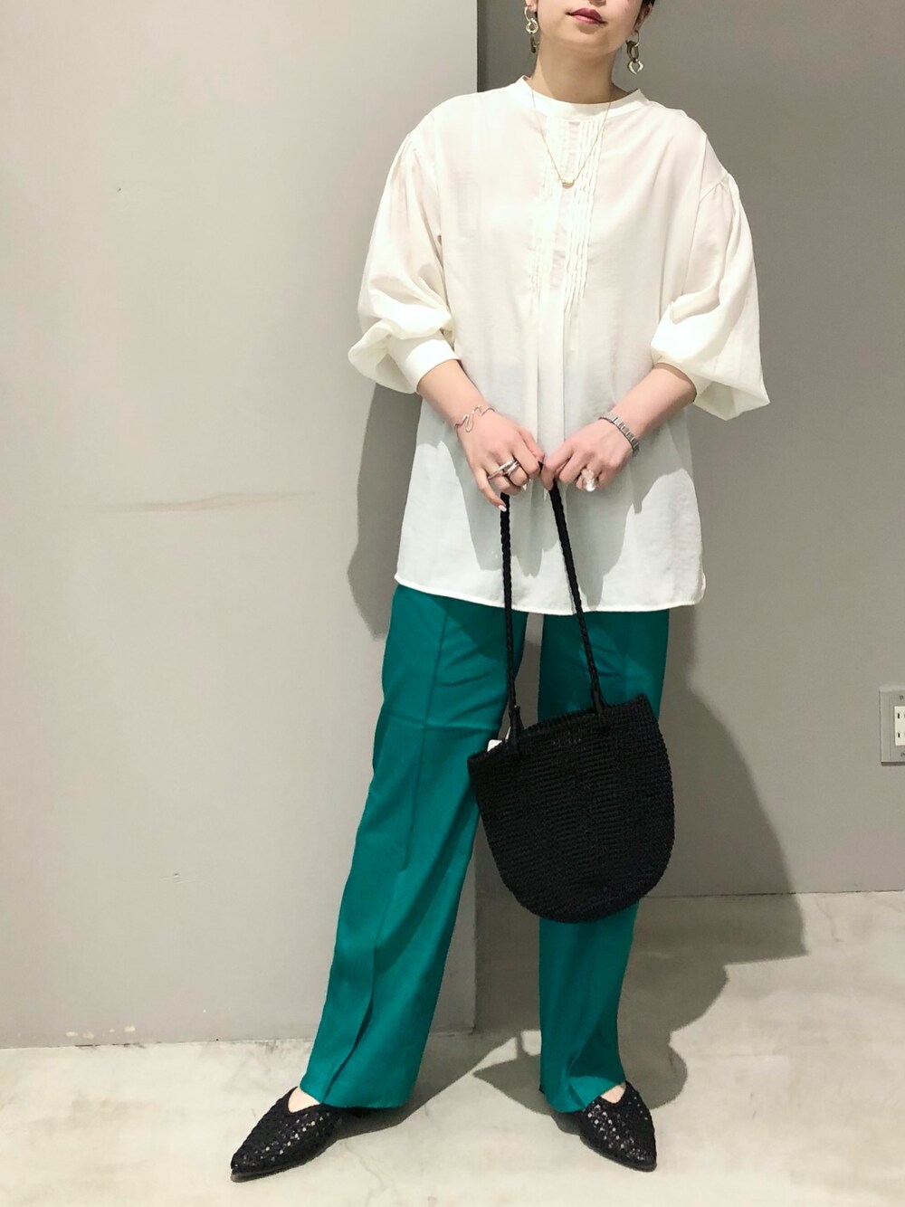 グリーン系のショルダーバッグ、グリーン系のその他パンツ、ブラック系のサンダルを着用したレディースの春コーディネートの3枚目の写真