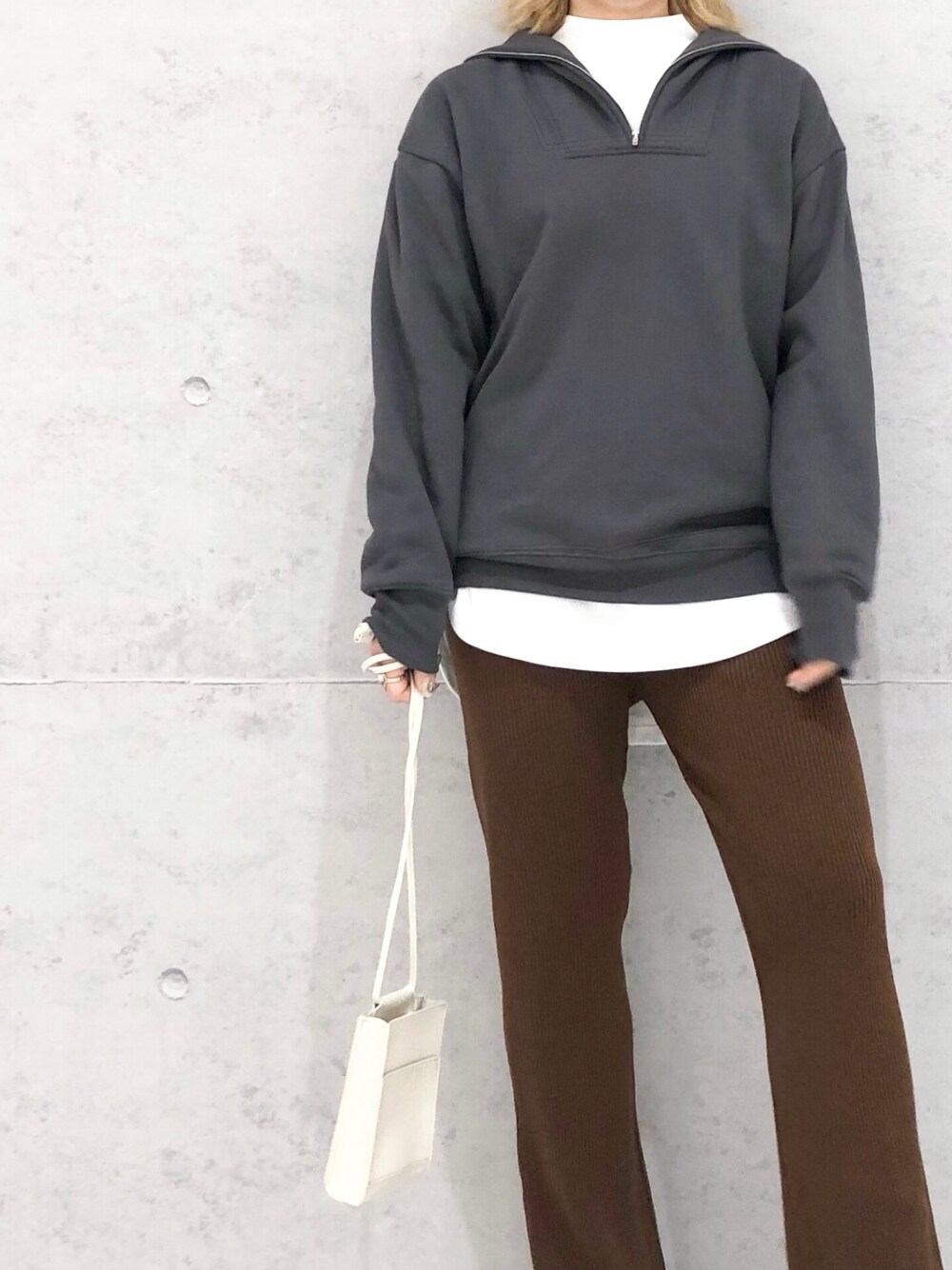 ホワイト系のTシャツ/カットソー、グレー系のスウェット、ブラック系のブーツを着用したレディースの冬コーディネートの4枚目の写真