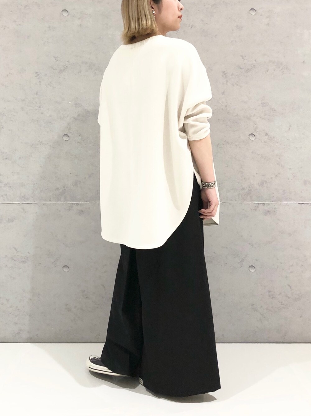 「LEPSIM、レプシィム(LEPSIM)、オーバーサイズ、ダンボール素材、ポンチョT、ワイドパンツ、ワイドパンツ×スニーカー、モノトーンコーデ、冬コーデ、オトナ女子、ビッグシルエット、シンプルコーデ、オトナカジュアル、ゆったりコーデ、リラックススタイル」｜「LEPSIMのタックワイドストレートパンツ　239673（その他パンツ、ブラック系）」を使った、エムアイさん（レディース・162cm）の冬コーディネートの5枚目の写真
