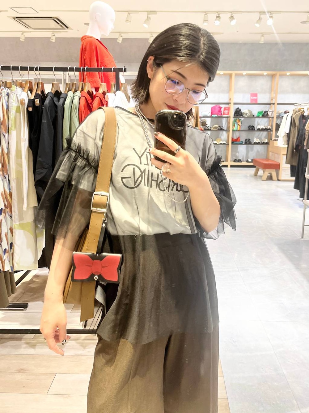 「カジュアル、モード、ハーフパンツ、厚底サンダル、ベーシック/シンプル、デート/ロマンティック、夏コーデ、女子会、バッグ、LEPSIM、サンダル、おでかけ、シンプルコーデ、メガネ、メガネ女子」｜「LEPSIMの3連ボールネックレス　287544（ネックレス、シルバー系）」を使った、エムアイさん（レディース・162cm）の夏コーディネートの1枚目の写真