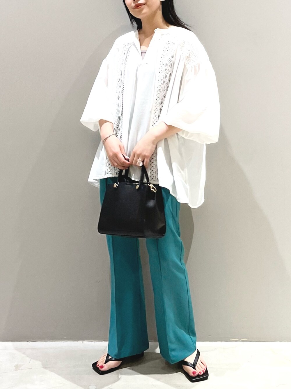 ホワイト系のシャツ/ブラウス、グリーン系のその他パンツ、ブラック系のサンダルを着用したレディースの秋コーディネートの1枚目の写真