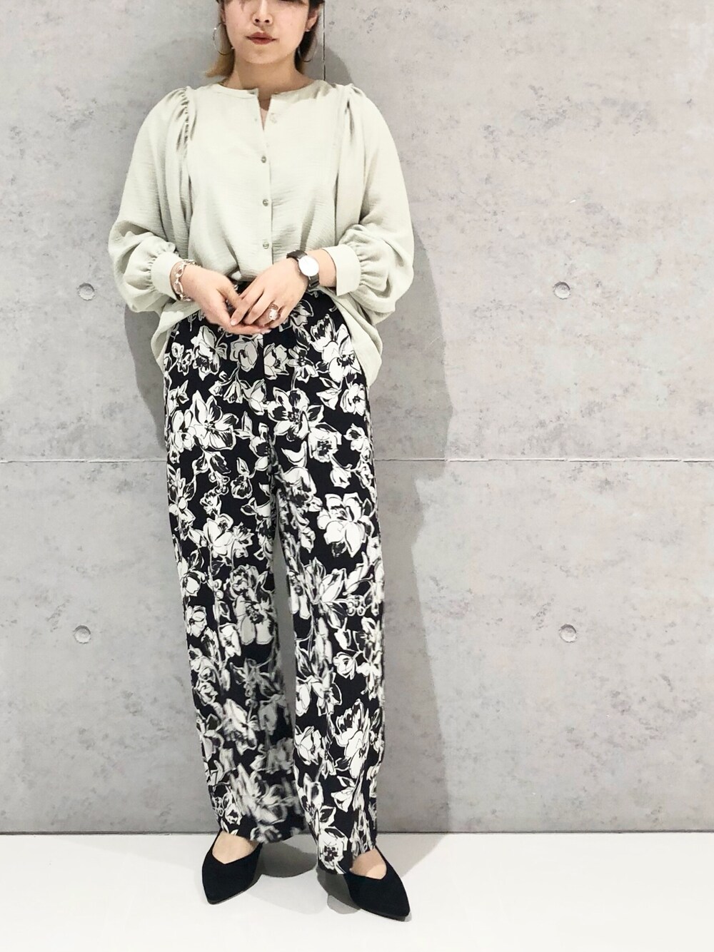 グリーン系のシャツ/ブラウス、ブラック系のパンプス、ブラック系のパンツを着用したレディースの冬コーディネートの4枚目の写真