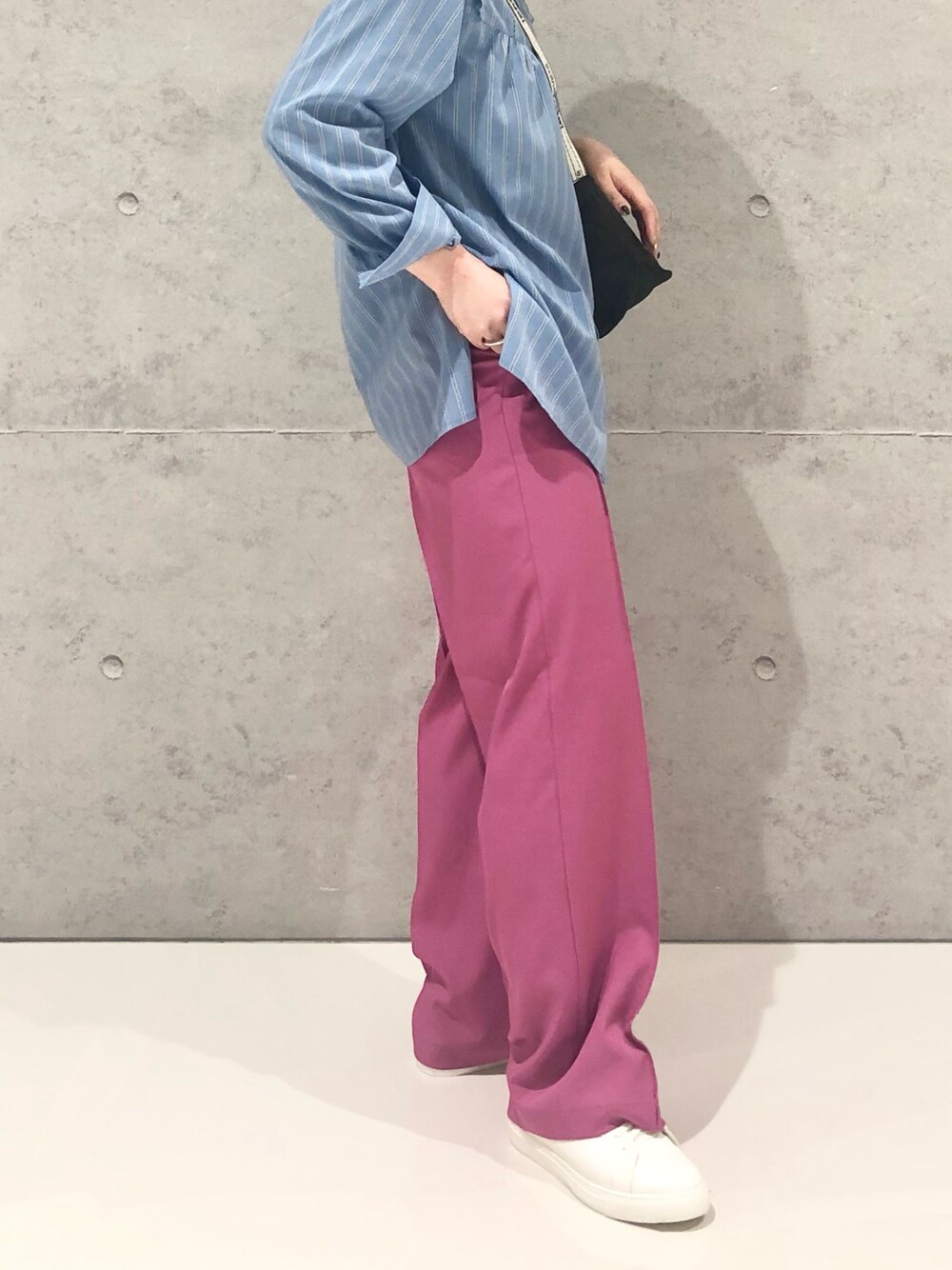 「LEPSIM、レプシィム(LEPSIM)、レプシィムのマタニティ、マタニティコーデ、ブラウス、柄シャツ、ハタラクパンツ、パンツスタイル、カラーパンツ、ストリート、ストリートコーデ、シアタープロダクツ(THEATRE PRODUCTS)、白スニーカー、春コーデ、スニーカーコーデ」｜「LEPSIMの嬉しい機能が付いたストレートパンツ[2022春夏]【ハタラク7DAYSパンツ】　256056（スラックス、ピンク系）」を使った、エムアイさん（レディース・162cm）の春コーディネートの3枚目の写真