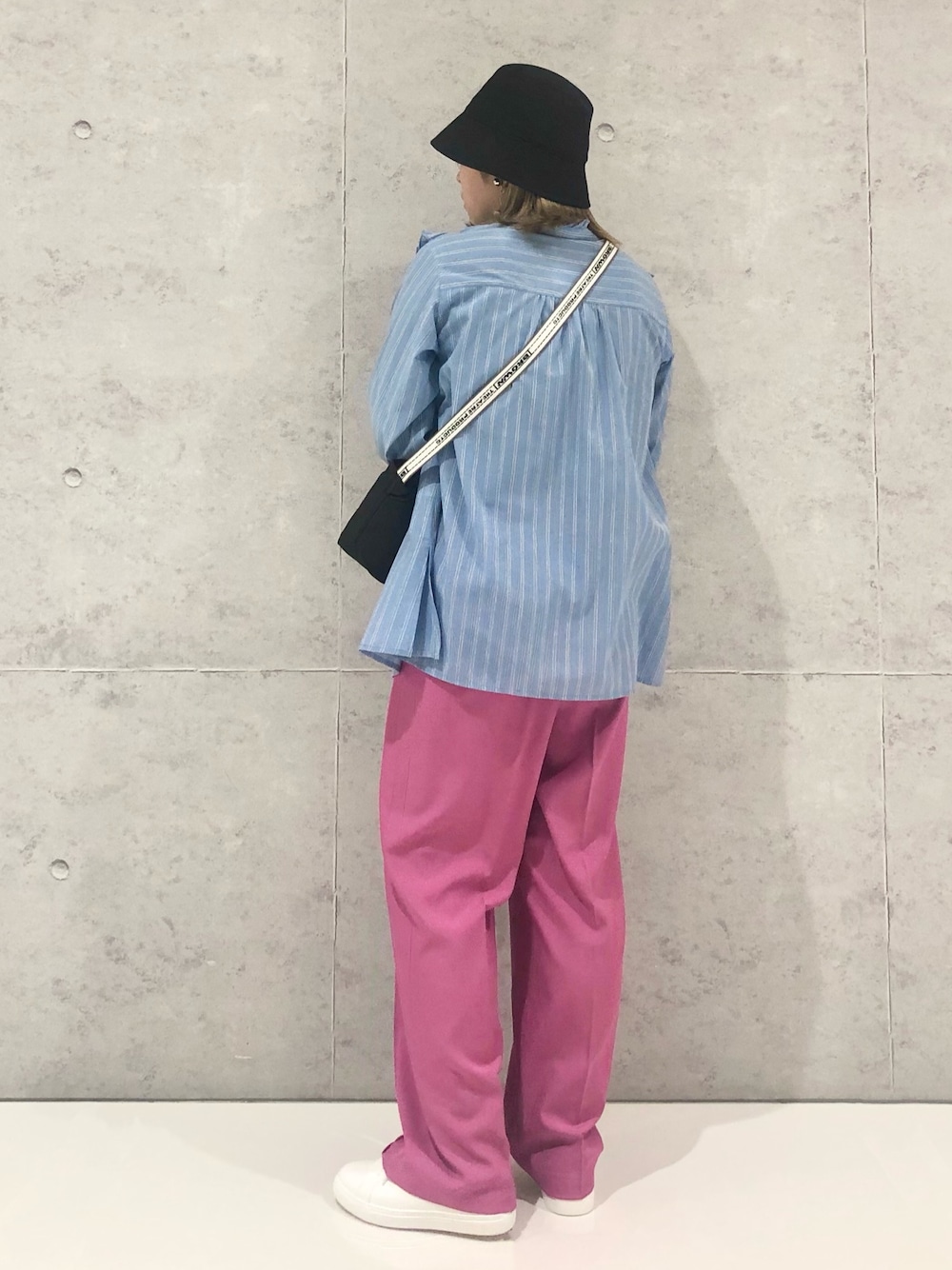 「LEPSIM、レプシィム(LEPSIM)、レプシィムのマタニティ、マタニティコーデ、ブラウス、柄シャツ、ハタラクパンツ、パンツスタイル、カラーパンツ、ストリート、ストリートコーデ、シアタープロダクツ(THEATRE PRODUCTS)、白スニーカー、春コーデ、スニーカーコーデ」｜「LEPSIMの嬉しい機能が付いたストレートパンツ[2022春夏]【ハタラク7DAYSパンツ】　256056（スラックス、ピンク系）」を使った、エムアイさん（レディース・162cm）の春コーディネートの4枚目の写真