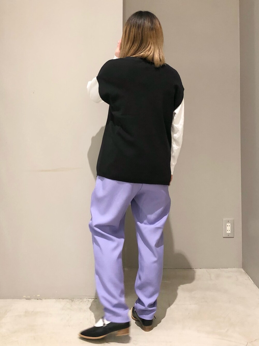パープル系のその他パンツ、ブラック系のパンプス、ブラック系のベストを着用したレディースの春コーディネートの3枚目の写真