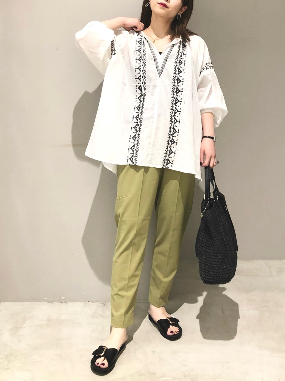 「LEPSIM、レプシィム(LEPSIM)、ブラウス、刺繍、刺繍ブラウス、グローバルワーク(GLOBAL WORK)、GLOBAL WORK、テーパードパンツ、グリーン、トートバッグ、ペーパーバッグ、サンダル、カラー×コーデ、きれいめカジュアル、カラーパンツ」｜「LEPSIMの刺繍スキッパーブラウス　274467（シャツ/ブラウス、ホワイト系）」を使った、エムアイさん（レディース・162cm）の春コーディネートの1枚目の写真