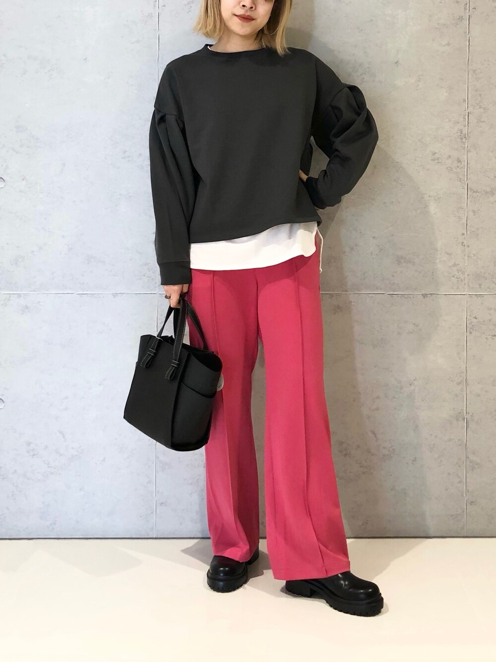 「LEPSIM、レプシィム(LEPSIM)、ショート丈トップス、スウェット、レイヤードスタイル、Tシャツ、ロンT、ハタラクパンツ、アクセントカラー、カラーパンツ、ごつめブーツ、厚底シューズ、レプかる、ショルダーバッグ、カジュアルコーデ」｜「LEPSIMの【ハタラク7DAYSパンツ】嬉しい機能が付いたストレートパンツ[2021秋冬]　959437（その他パンツ、ピンク系）」を使った、エムアイさん（レディース・162cm）の冬コーディネートの2枚目の写真