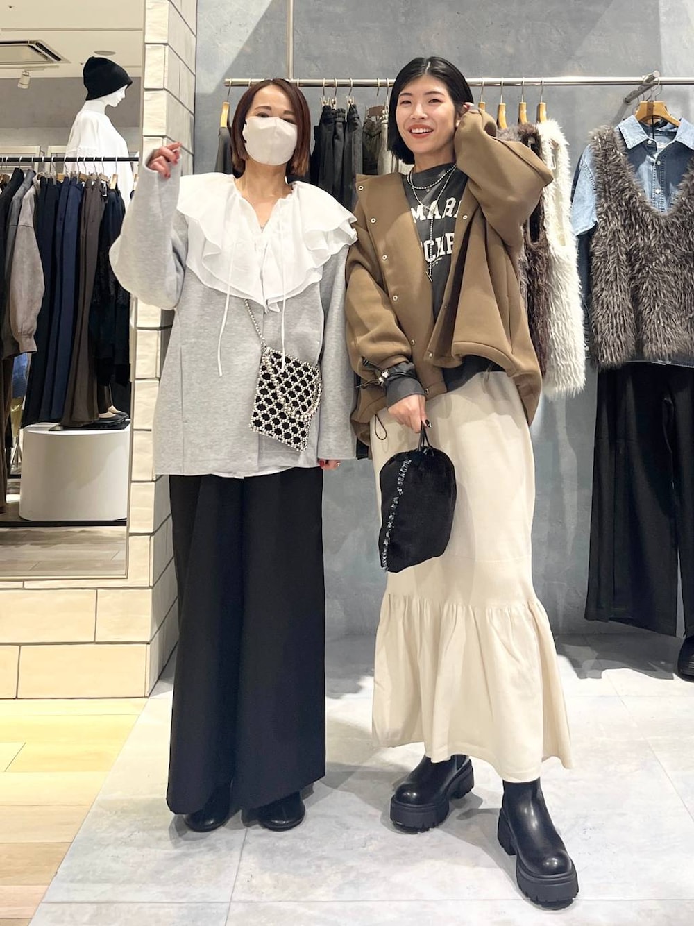 ブラウン系のブルゾン、シルバー系のショルダーバッグ、ブラック系のその他パンツを着用したレディースの秋コーディネートの1枚目の写真