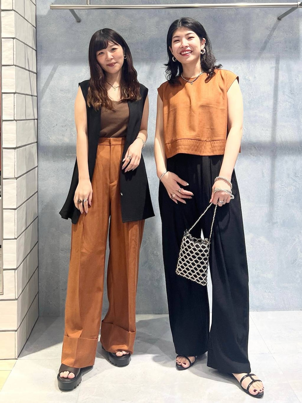 「カジュアル、モード、ベーシック/シンプル、デート/ロマンティック、楽ちんコーデ、春コーデ、女子会、きれいめカジュアル_LEPSIM、LEPSIM、おでかけ、シンプルコーデ、春色、セットアップ、リネン・透けアイテム、ベスト」｜「LEPSIMの《リネンライクドライシリーズ》リネンライク切り替えベスト　243500（その他アウター、ブラック系）」を使った、エムアイさん（レディース・162cm）の春コーディネートの1枚目の写真