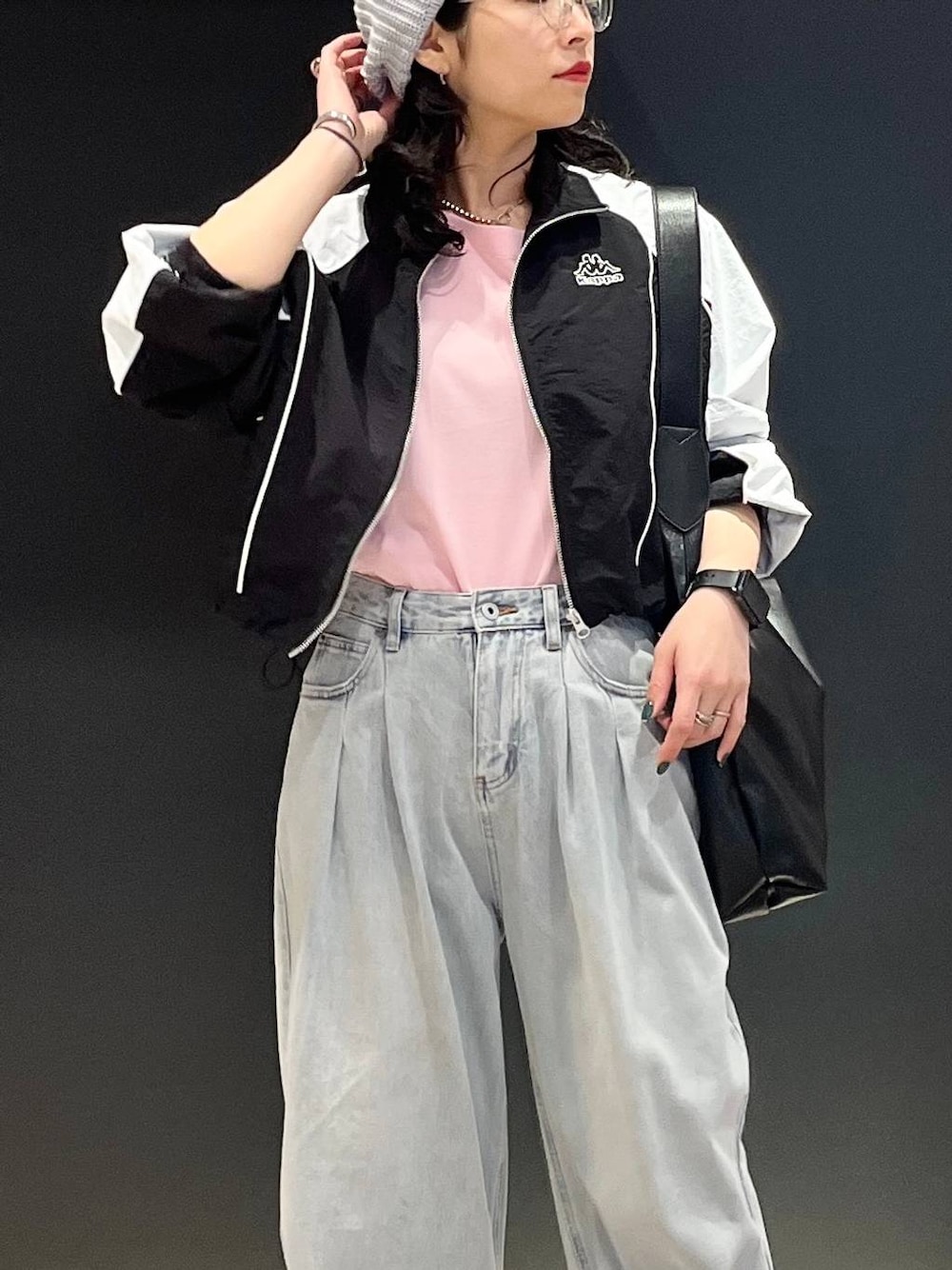 ピンク系のTシャツ/カットソー、ブラック系のトートバッグ、ブラック系のサンダルを着用したレディースの春コーディネートの1枚目の写真