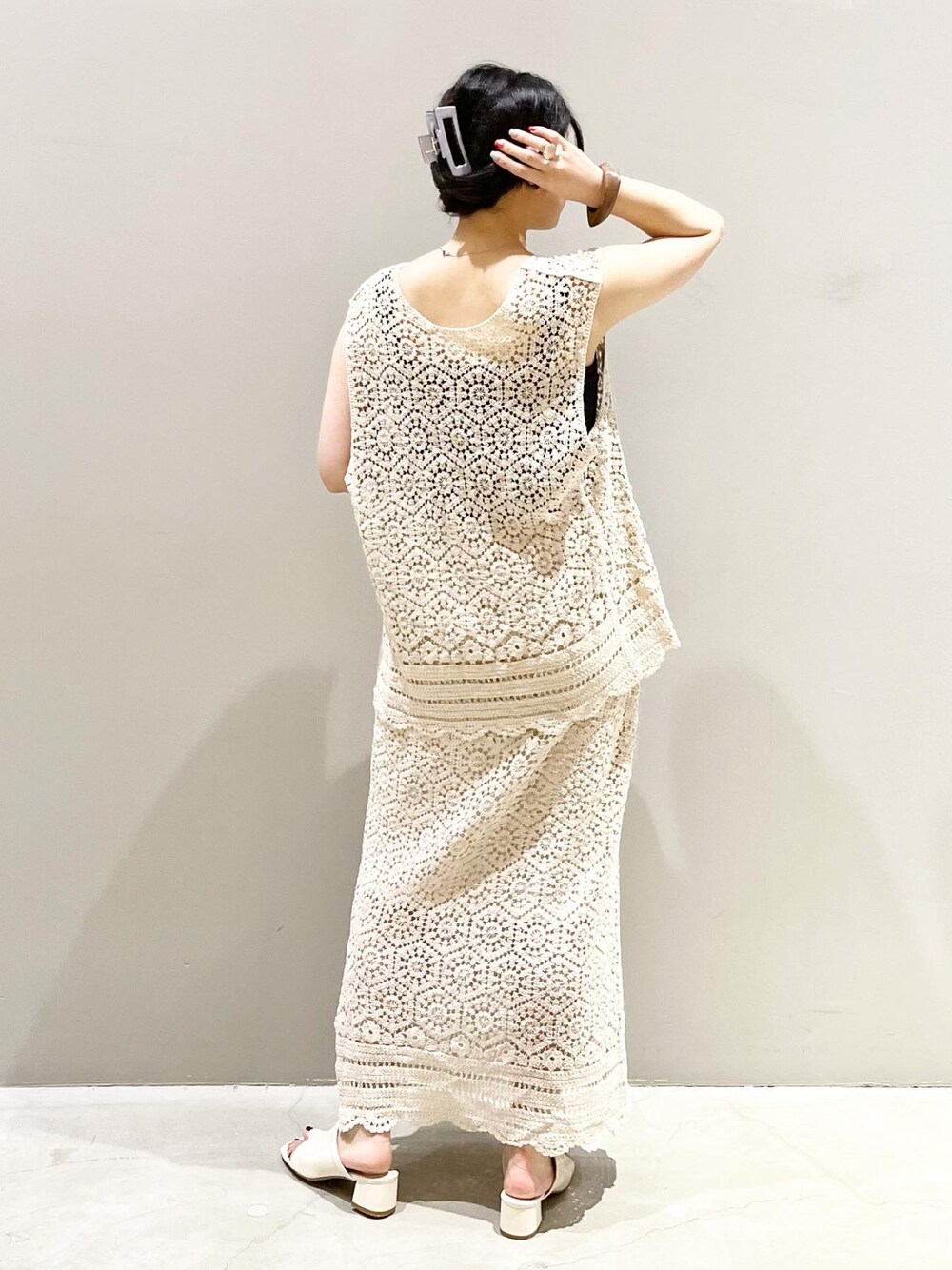 ブラック系のサンダル、グリーン系のショルダーバッグ、ブラック系のタンクトップを着用したレディースの夏コーディネートの3枚目の写真