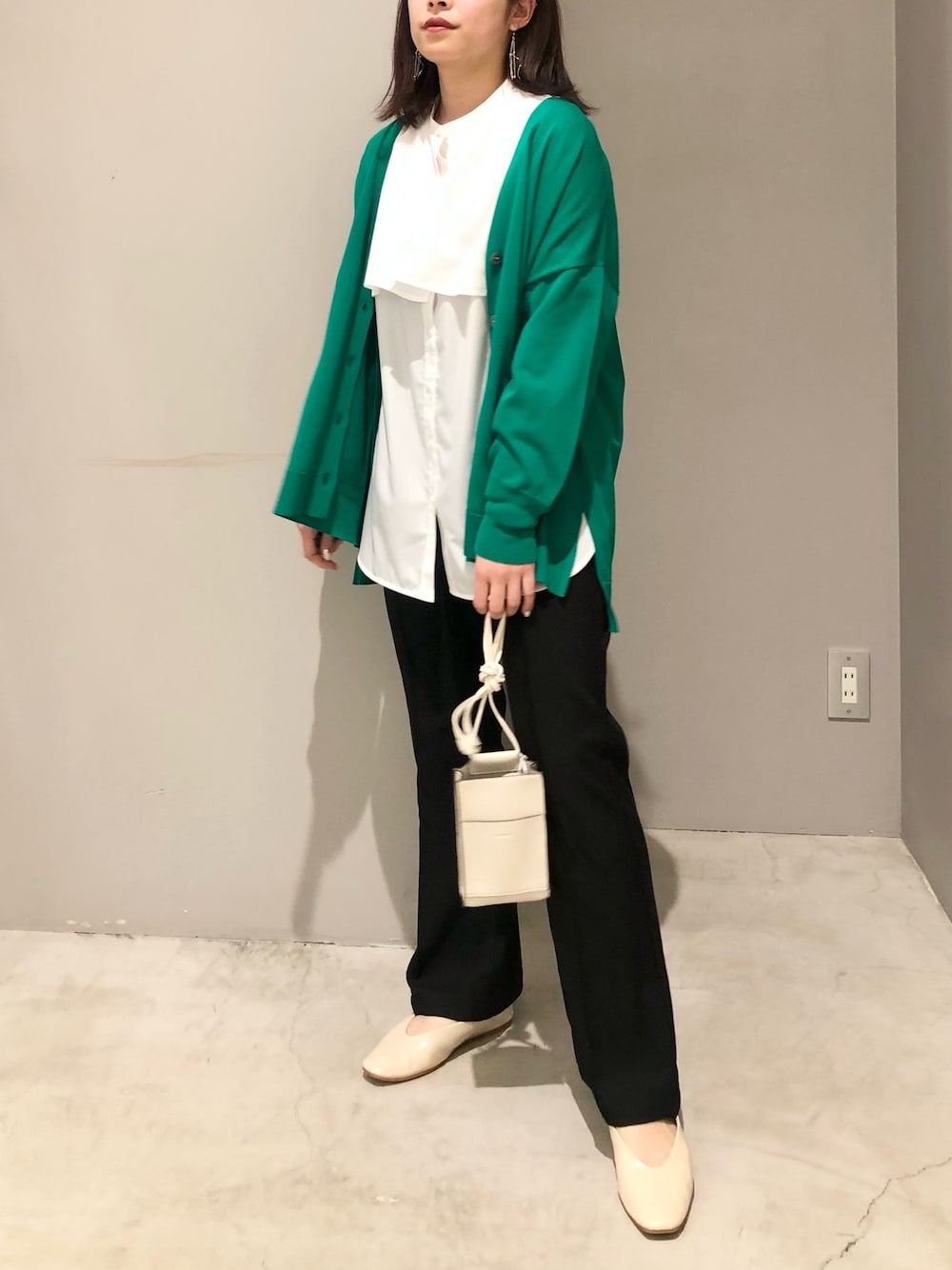 ホワイト系のパンプス、ブラック系のその他パンツ、ホワイト系のショルダーバッグを着用したレディースの春コーディネートの2枚目の写真