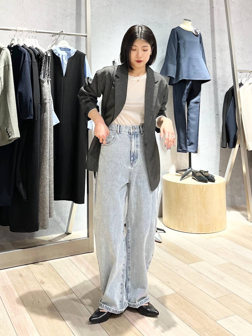 ホワイト系のTシャツ/カットソー、ブルー系のデニムパンツ、ブラック系のショルダーバッグを着用したレディースの冬コーディネートの1枚目の写真