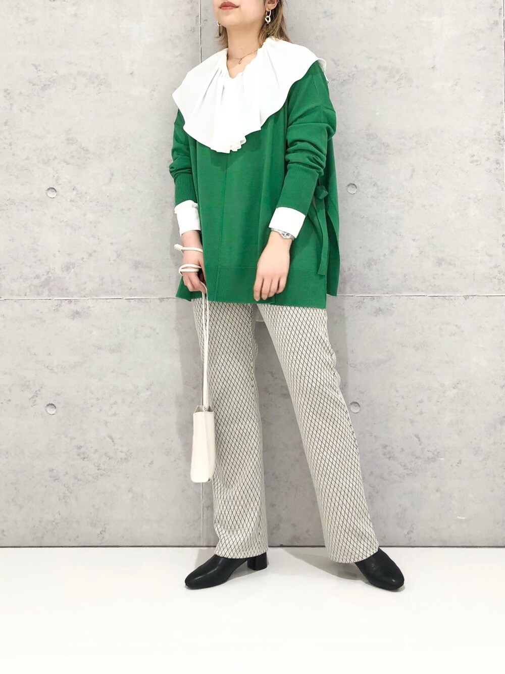 ホワイト系のシャツ/ブラウス、ベージュ系のその他パンツ、ホワイト系のショルダーバッグを着用したレディースの冬コーディネートの2枚目の写真