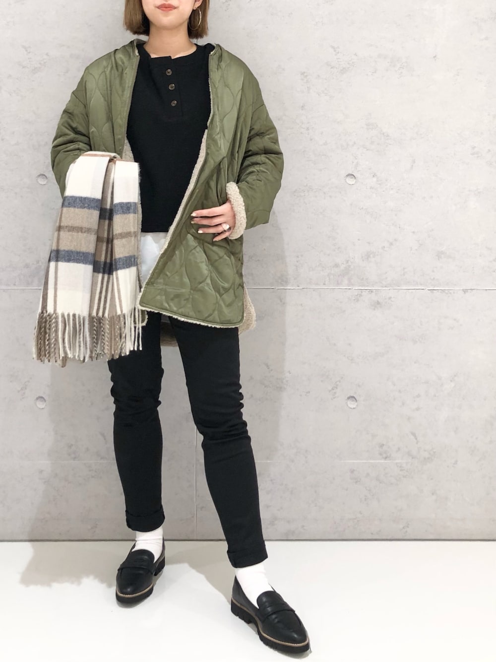 ブラック系のTシャツ/カットソー、ブラック系のその他パンツ、ブラック系のローファーを着用したレディースの秋コーディネートの1枚目の写真