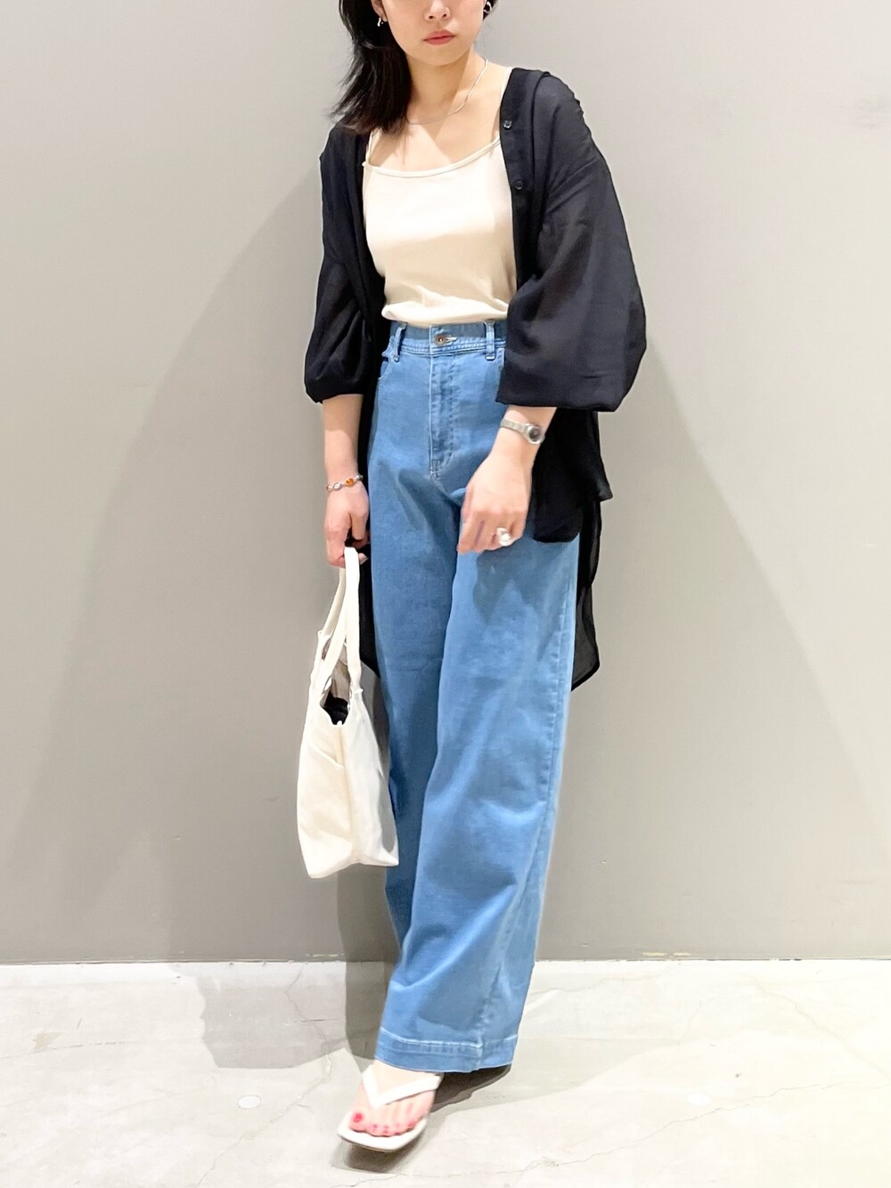 「LEPSIM、レプシィム(LEPSIM)、シアーシャツ、シアートップス、niko and ...、キャミソール、デニム、デニムパンツ、トートバッグ、キャンバストート、トングサンダル、RAGEBLUE、ブレスレット、夏コーデ、シンプルコーデ」｜「LEPSIMのキャンバスBASICトートバッグ [M]　276767（トートバッグ、ホワイト系）」を使った、エムアイさん（レディース・162cm）の夏コーディネートの2枚目の写真
