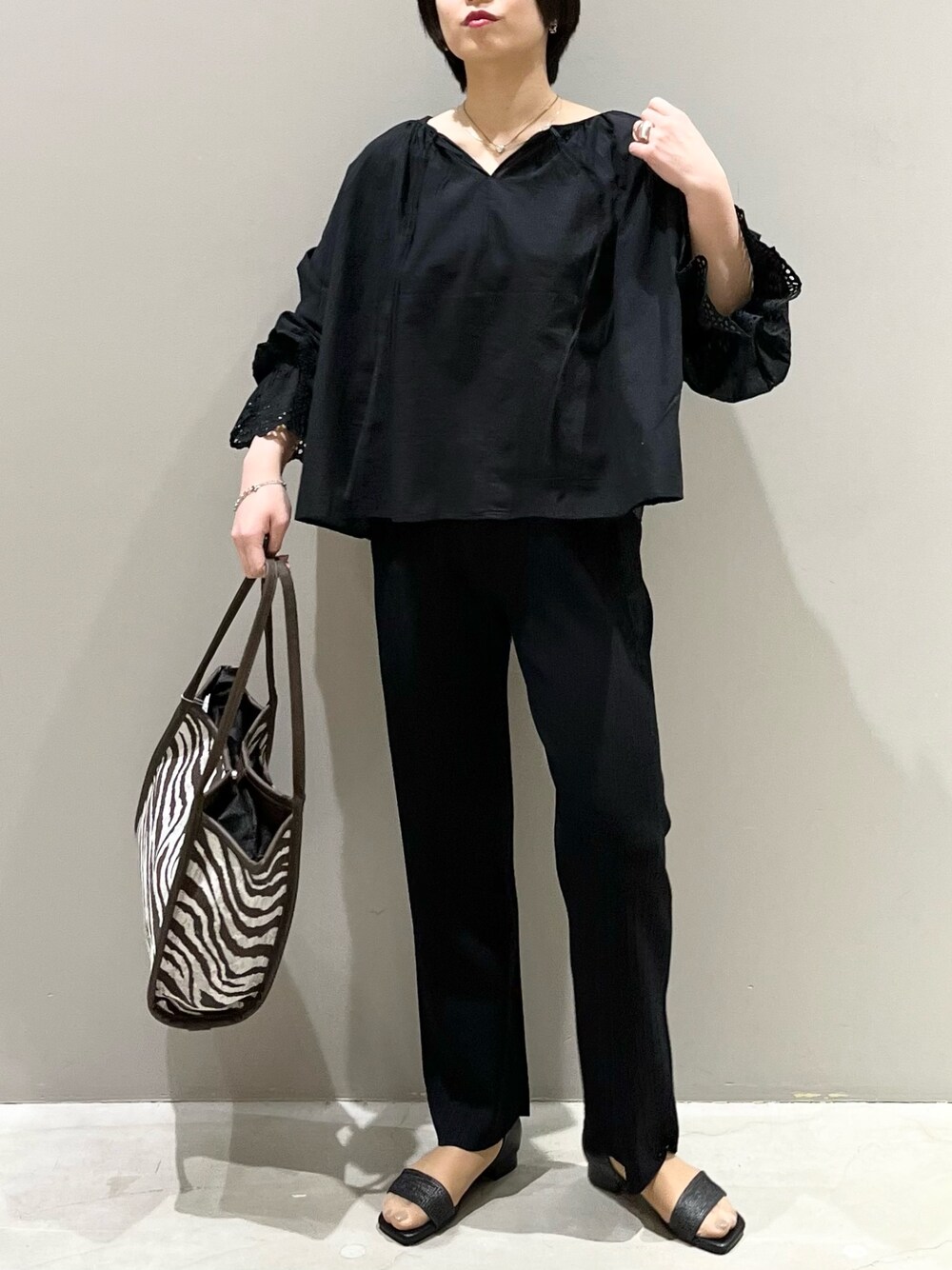 「LEPSIM、レプシィム(LEPSIM)、レース、刺繍、刺繍ブラウス、スカラップ、ニットパンツ、サンダル、トートバッグ、オールブラック、ワントーンコーデ、ゼブラ柄、夏コーデ、秋コーデ、モノトーン」｜「LEPSIMの刺繍レースブラウス　177285（シャツ/ブラウス、ブラック系）」を使った、エムアイさん（レディース・162cm）の夏コーディネートの1枚目の写真