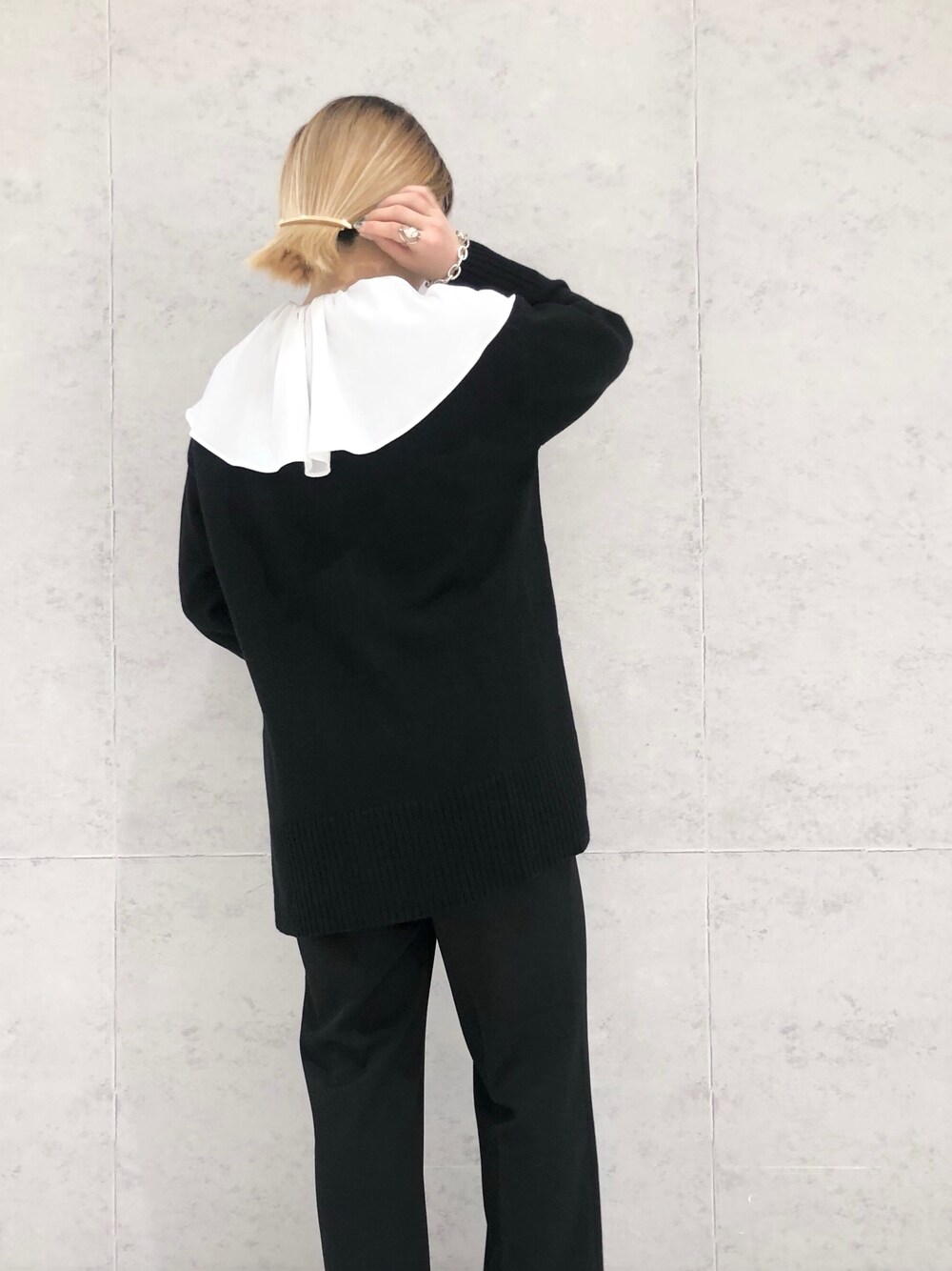 ブラック系のその他パンツ、ブラック系のブーツ、ホワイト系のシャツ/ブラウスを着用したレディースの冬コーディネートの4枚目の写真