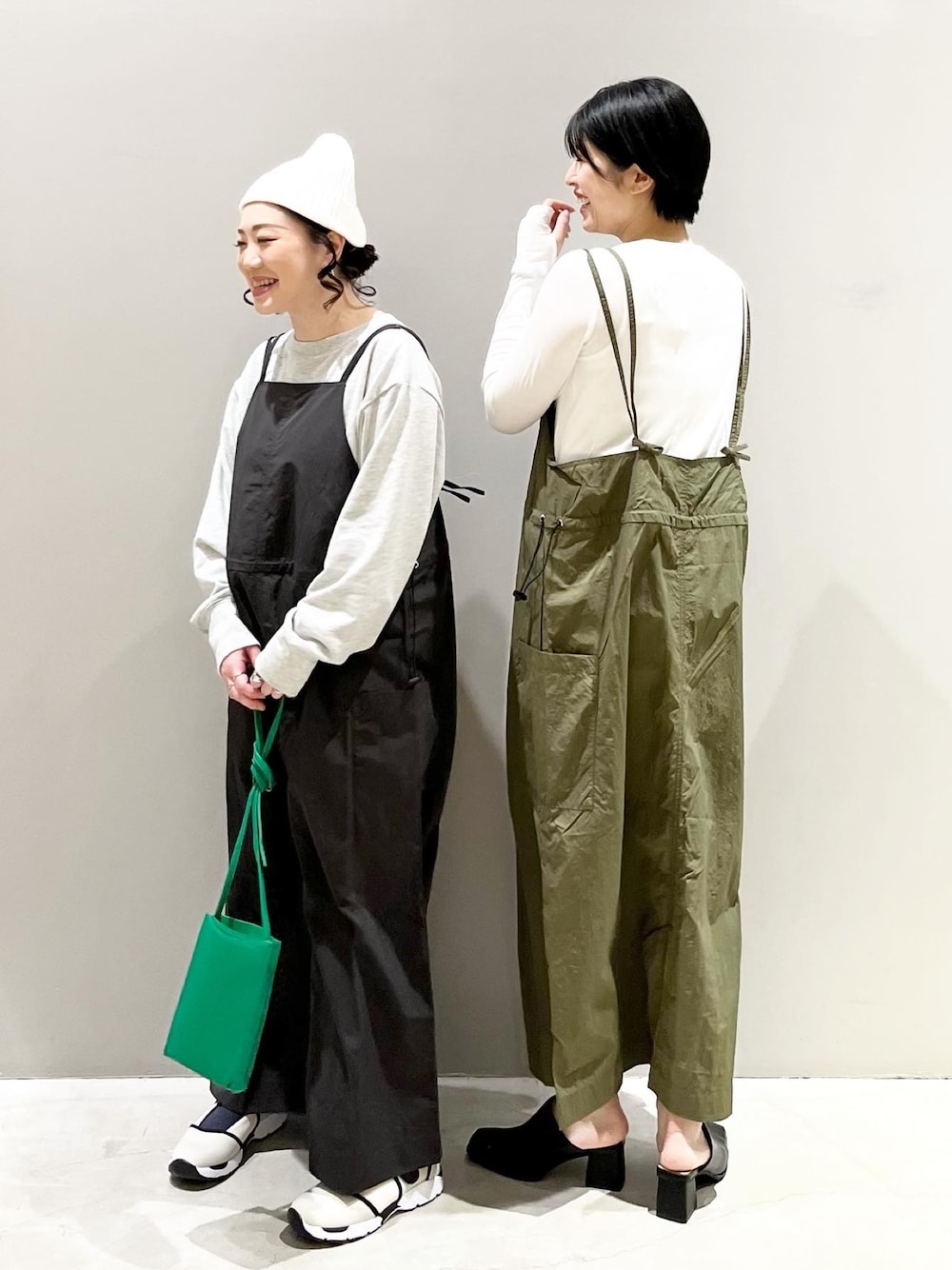 「LEPSIM、レプシィム(LEPSIM)、ミリタリー、ミリタリーコーデ、エプロンワンピース、キャミワンピ、ワンピース、ストリート、春服みてみて、白スニーカー、春コーデ、ショルダーバッグ、スクエアバッグ、スウェット、ミュール」｜「LEPSIMのスマホショルダー（バッグ、グリーン系）」を使った、エムアイさん（レディース・162cm）の春コーディネートの1枚目の写真