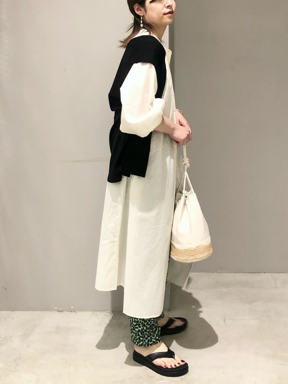 ブラック系のワンピース、グリーン系のその他パンツ、ブラック系のサンダルを着用したレディースの夏コーディネートの2枚目の写真