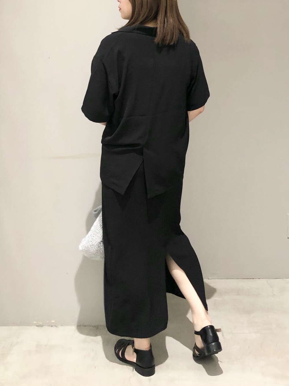 ブラック系のワンピース、ブラック系のその他アウター、ブラック系のサンダルを着用したレディースの夏コーディネートの3枚目の写真