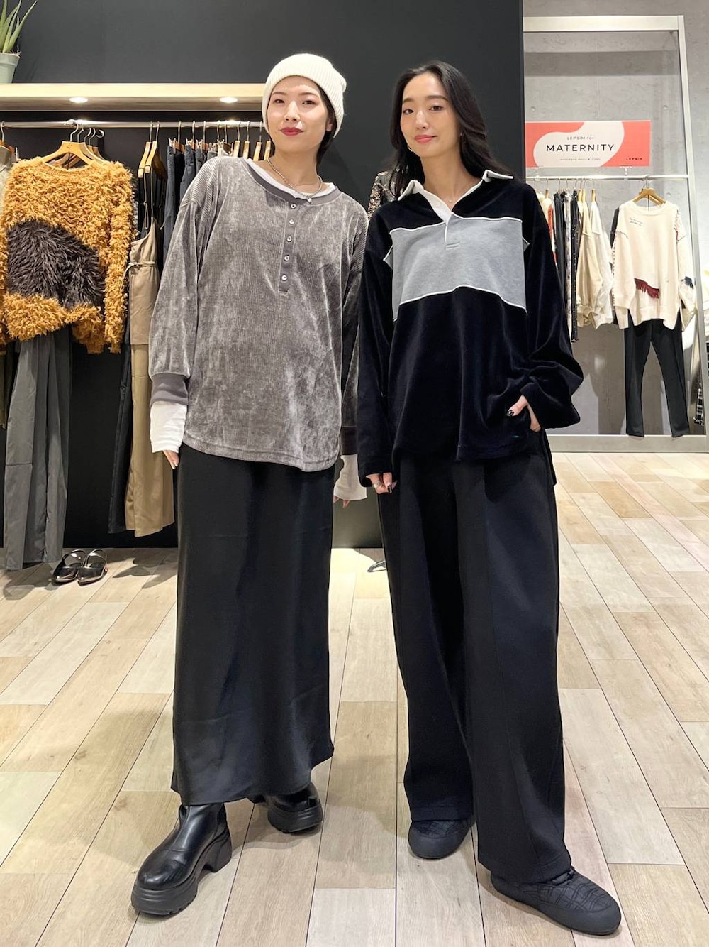 ブラック系のスカート、ブラック系のスウェットパンツ、ブラック系のブーツを着用したレディースの冬コーディネートの1枚目の写真