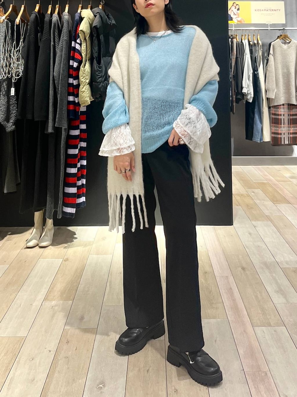 ブラック系のローファー、ホワイト系のTシャツ/カットソー、ブルー系のニット/セーターを着用したレディースの秋コーディネートの1枚目の写真