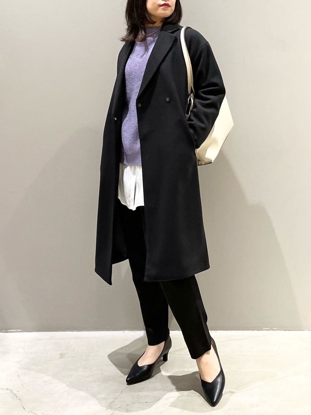 ブラック系のパンプス、ブラック系のパンツ、ブラック系のチェスターコートを着用したレディースの秋コーディネートの1枚目の写真