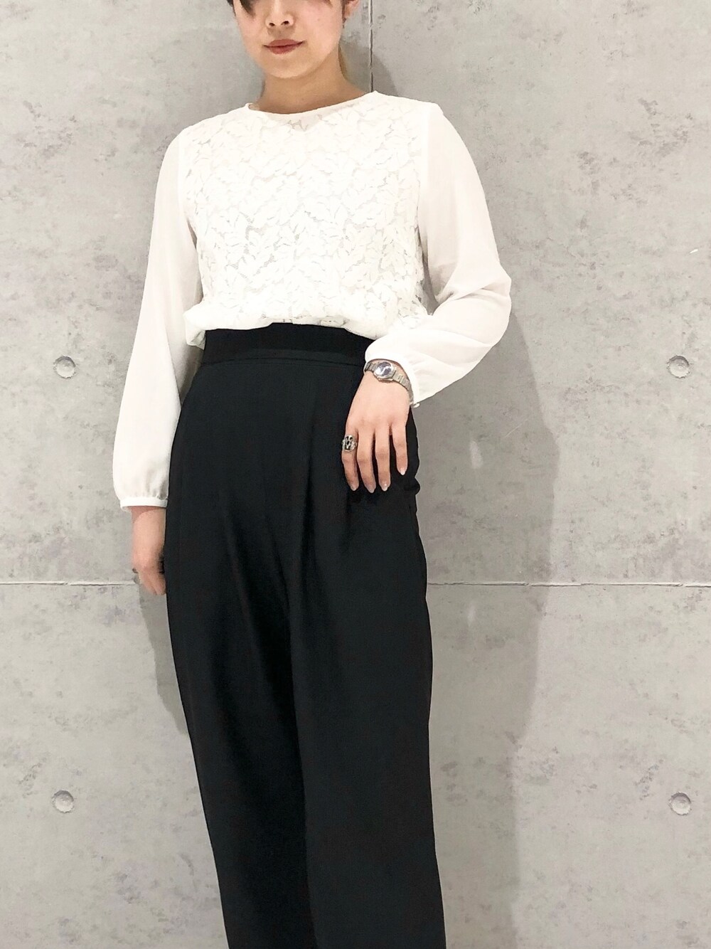 ベージュ系のパンプス、ホワイト系のシャツ/ブラウス、ブラック系のスラックスを着用したレディースの冬コーディネートの4枚目の写真