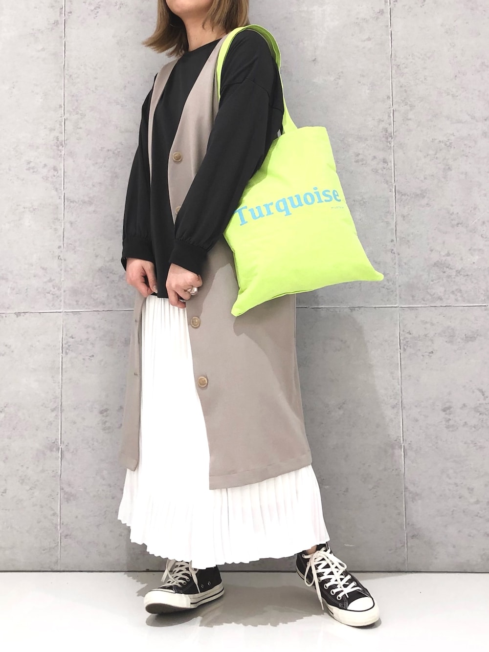 「LEPSIM、レプシィム(LEPSIM)、ジレ、ロングジレ、ボリューム袖、Tシャツ、プリーツスカート、スカート、スカートスタイル、レイヤードスタイル、トートバッグ、ロゴトート、コンバース、スニーカーコーデ、春コーデ」｜「CONVERSEのCONVERSE コンバース オール スター ハイ / ALL STAR HI (CHARC) 32066761（スニーカー、グレー系）」を使った、エムアイさん（レディース・162cm）の春コーディネートの2枚目の写真