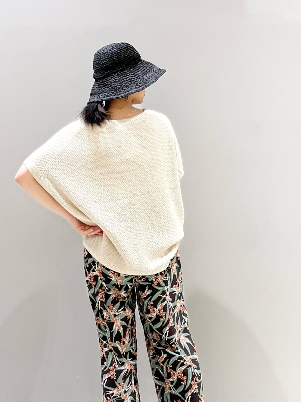 ホワイト系のニット/セーター、ブラック系のその他パンツ、ブラック系のサンダルを着用したレディースの夏コーディネートの3枚目の写真