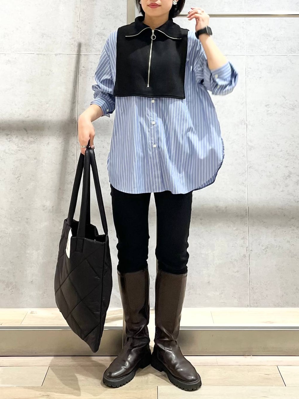 ブラウン系のブーツ、ブラック系のその他パンツ、ブルー系のシャツ/ブラウスを着用したレディースの秋コーディネートの1枚目の写真