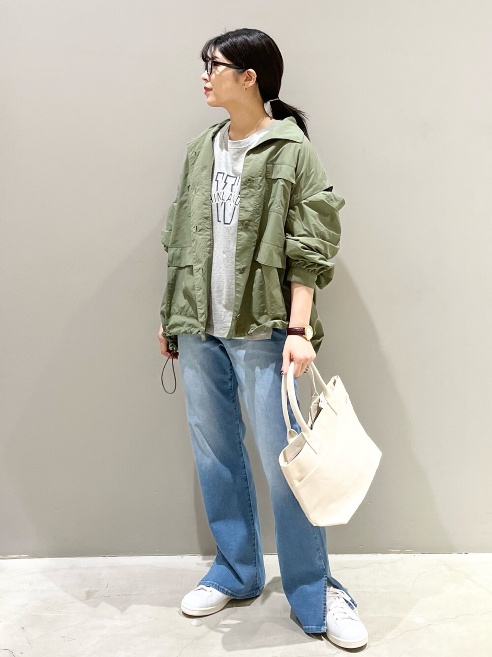 「LEPSIM、レプシィム(LEPSIM)、ミリタリージャケット、ロゴT、デニム、デニムパンツ、白スニーカー、トートバッグ、キャンバストート、ダテメガネ、大人カジュアル、秋服準備はじめました、ジャケットスタイル、スニーカー、スタンスミス」｜「LEPSIMの【adidas/アディダス】STANSMITH/スタンスミス　347751（スニーカー、ホワイト系）」を使った、エムアイさん（レディース・162cm）の秋コーディネートの2枚目の写真
