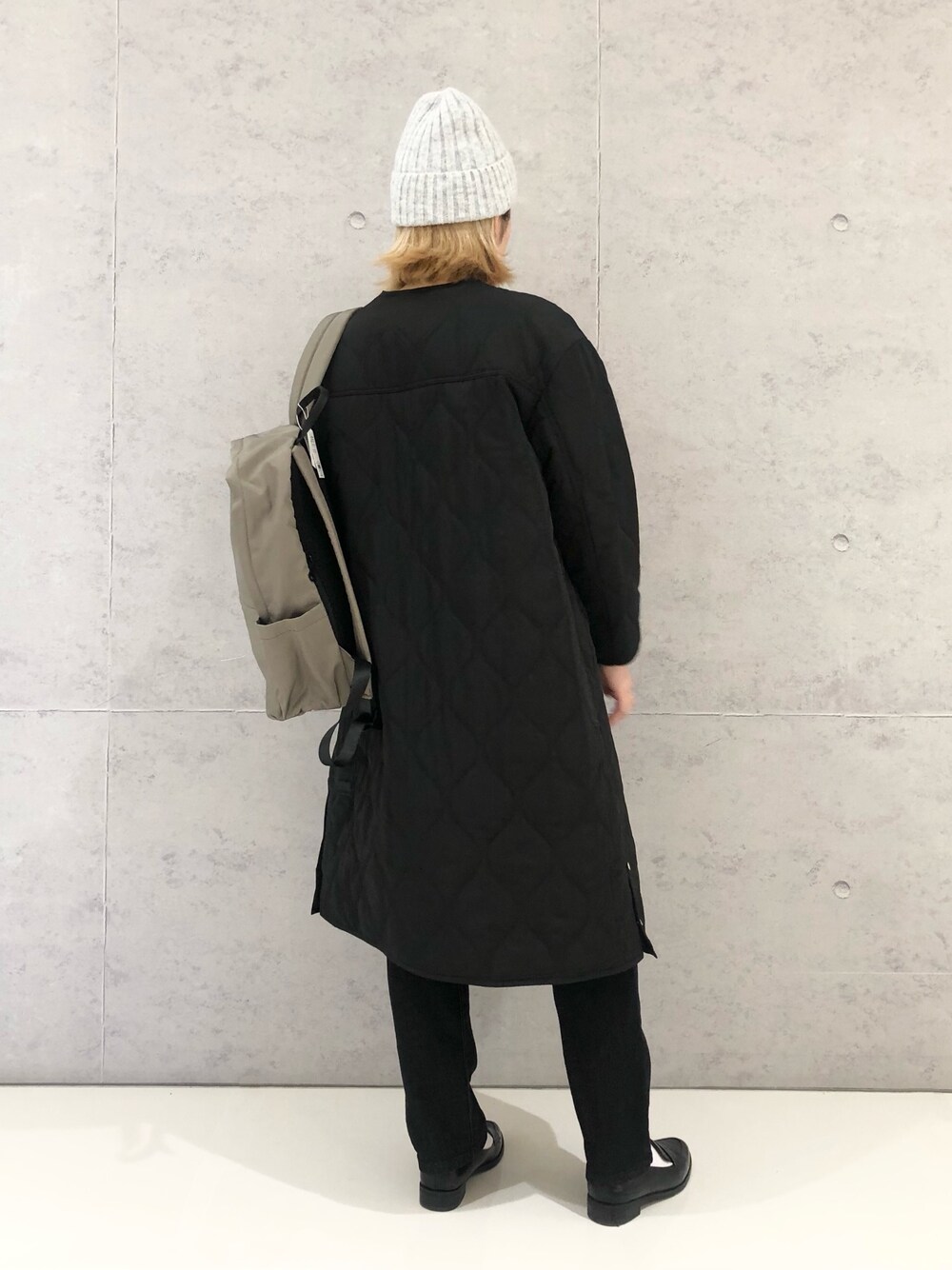 「LEPSIM、レプシィム(LEPSIM)、中綿コート、キルティングコート、ロングコート、デニム、レプスタ、スリムパンツ、ボーダー、ボーダートップス、バックパック、リュック、ニット帽、ローファー、シンプルコーデ」｜「LEPSIMのスリムストレートデニムパンツ　952579（デニムパンツ、ブラック系）」を使った、エムアイさん（レディース・162cm）の冬コーディネートの4枚目の写真