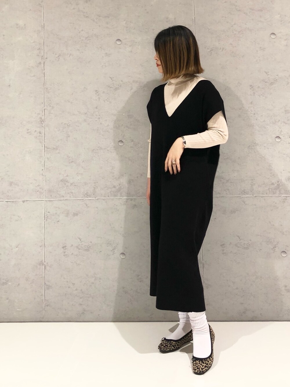 「レオパード、タートルニット、LEPSIM、冬コーデ、ニットワンピース、タートルネック、デート、バレエシューズ、女子会、ワンポイント、シンプルコーデ、カジュアルコーデ、オトナカジュアル、秋コーデ」｜「LEPSIMの【洗える】12ゲージコクーンワンピース 　227750（ワンピース、ブラック系）」を使った、エムアイさん（レディース・162cm）の冬コーディネートの3枚目の写真
