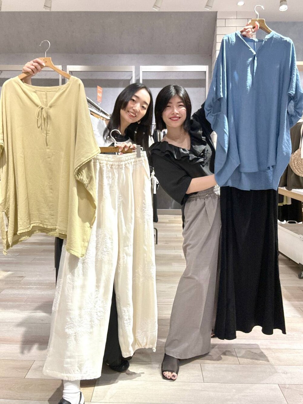 ベージュ系のその他パンツ、ブラック系のスカート、ブラック系のシャツ/ブラウスを着用したレディースの夏コーディネートの1枚目の写真