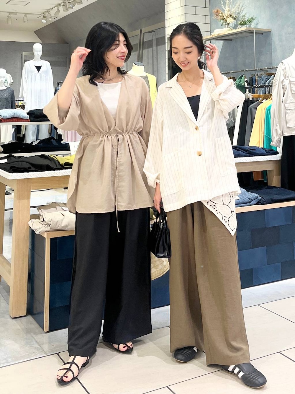 ブラウン系のシャツ/ブラウス、ホワイト系のシャツ/ブラウス、グリーン系のその他パンツを着用したレディースの春コーディネートの1枚目の写真