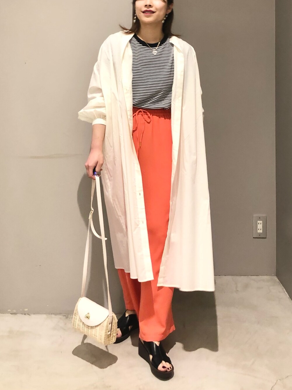「LEPSIM、レプシィム(LEPSIM)、ワンピース、シャツワンピ、ロングワンピース、ボーダー、ボーダートップス、カラーパンツ、カラー×コーデ、オレンジ、ラタンバッグ、サンダル、春夏コーデ、きれいめカジュアル、ビタミンカラー」｜「LEPSIMの軽やかコットンワンピース[2022春夏]　262891（ワンピース、ホワイト系）」を使った、エムアイさん（レディース・162cm）の春コーディネートの1枚目の写真