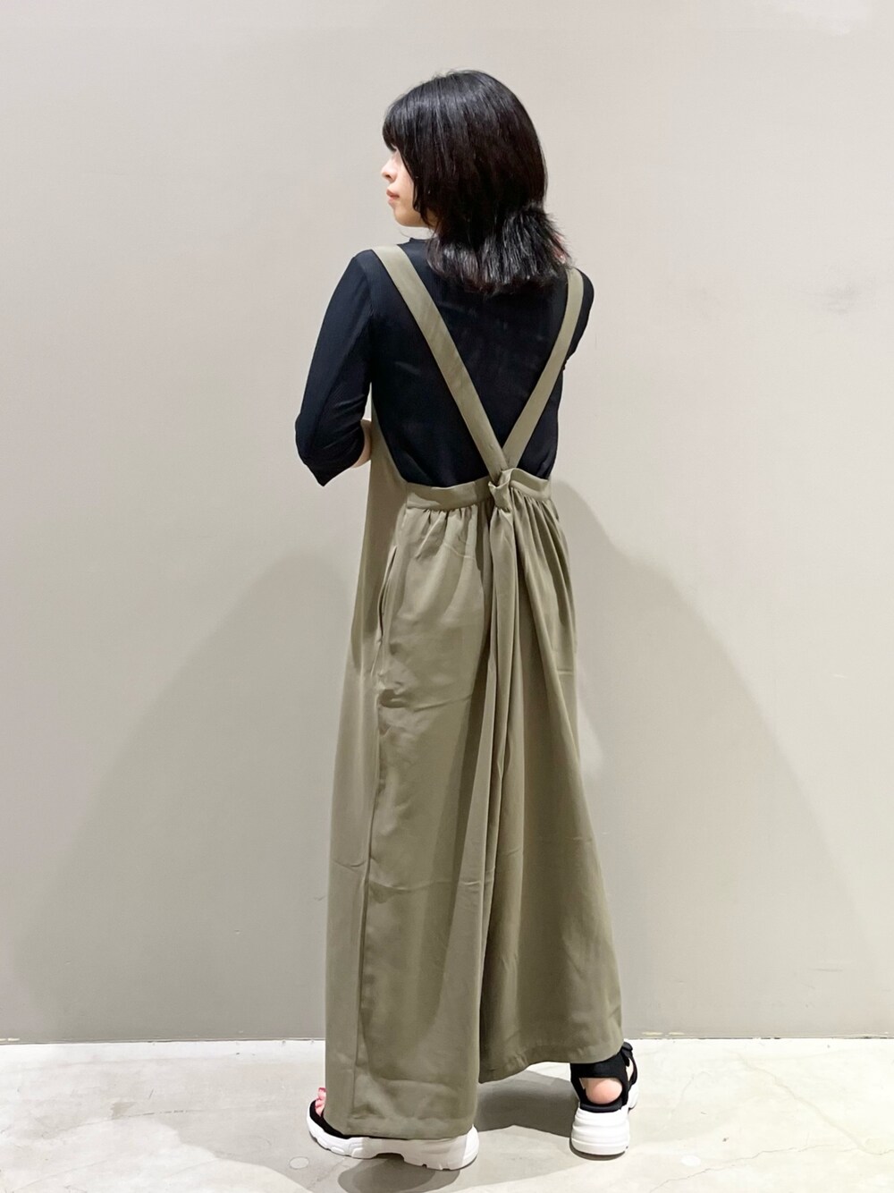 「LEPSIM、レプシィム(LEPSIM)、サンリオ、SANRIO、コンビネゾン、サロペット、Tシャツ、スポーツサンダル、厚底サンダル、オールインワン、シンプルコーデ、きれいめカジュアル、夏コーデ、秋コーデ、ラクチンコーデ」｜「LEPSIMの【サンリオキャラクター】モチモチクッション　294868（クッション/クッションカバー、その他）」を使った、エムアイさん（レディース・162cm）の夏コーディネートの2枚目の写真
