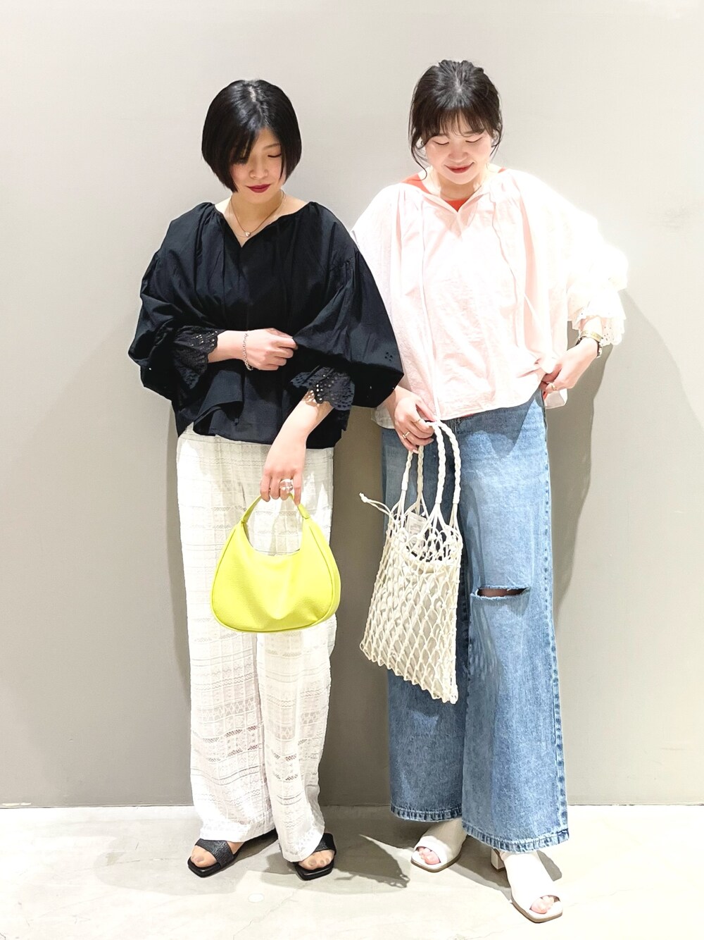 ホワイト系のシャツ/ブラウス、ホワイト系のその他パンツ、ホワイト系のトートバッグを着用したレディースの春コーディネートの1枚目の写真