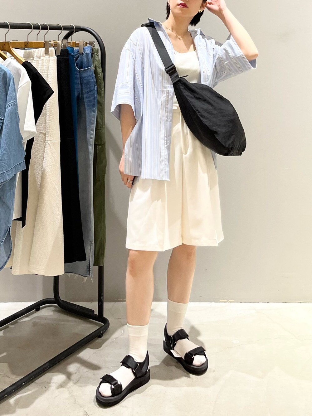 ブラック系のサンダル、ホワイト系のその他パンツ、ブルー系のシャツ/ブラウスを着用したレディースの夏コーディネートの1枚目の写真