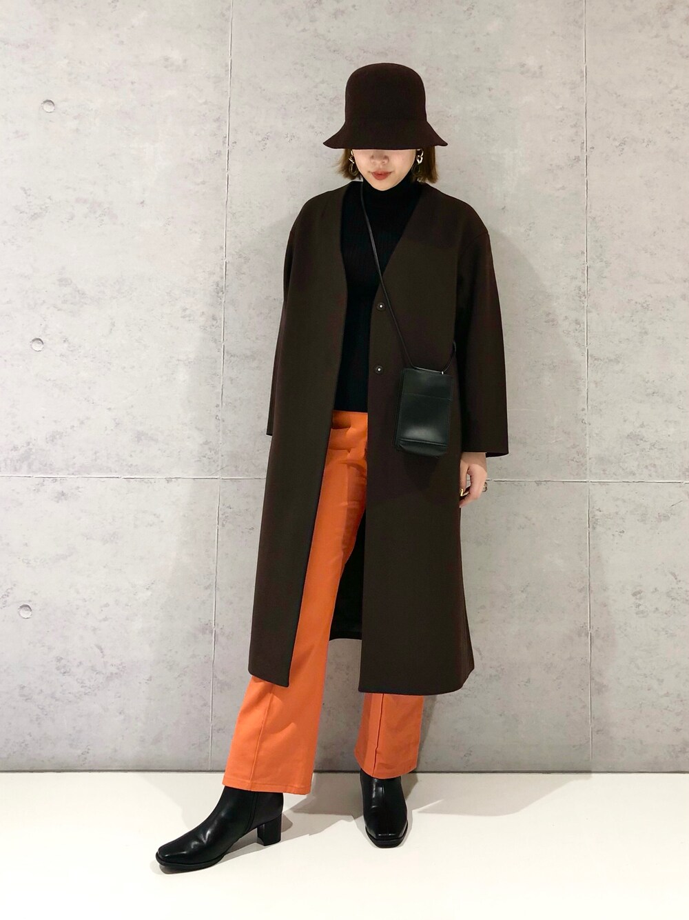 「LEPSIM、ロングコート、ノーカラーコート、ブラウンコート、カラーパンツ、オレンジパンツ、タートルネック、タートルネックニット、スクエアブーツ、ウールハット、レプかる、大人カジュアル、冬コーデ、きれいめカジュアル、シンプル」｜「LEPSIMのウールバケットＨＡＴ　215292（ハット、ブラウン系）」を使った、エムアイさん（レディース・162cm）の秋コーディネートの1枚目の写真