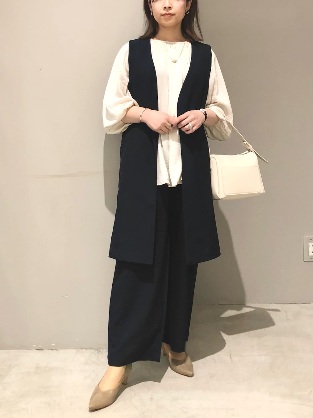 ブルー系のその他パンツ、ブルー系のその他アウター、ホワイト系のショルダーバッグを着用したレディースの春コーディネートの2枚目の写真