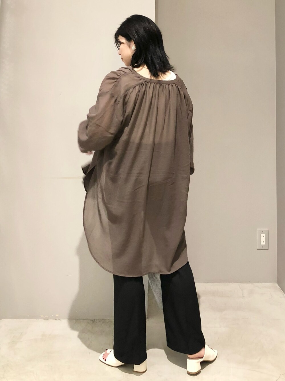 ホワイト系のタンクトップ、イエロー系のシャツ/ブラウス、ブラック系のその他パンツを着用したレディースの夏コーディネートの2枚目の写真