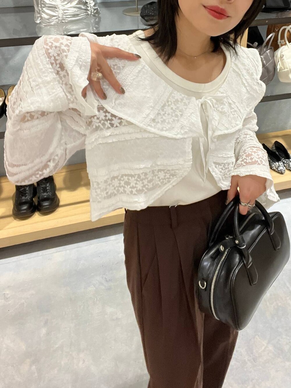 ブラック系のボストンバッグ、その他のバレエシューズ、ホワイト系のタンクトップを着用したレディースの秋コーディネートの1枚目の写真