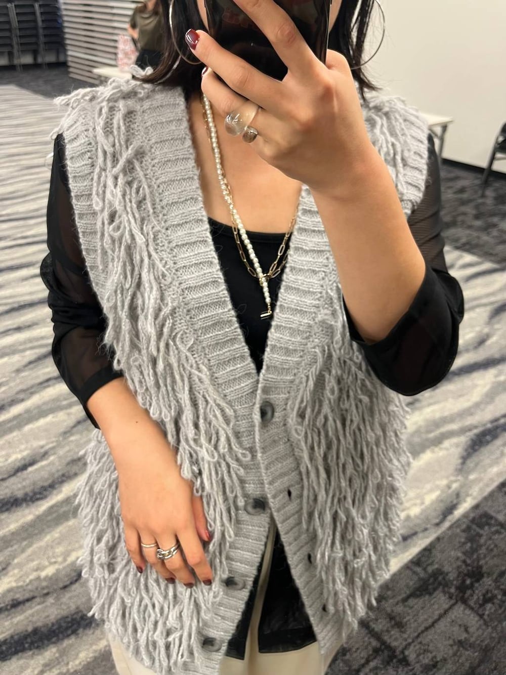 グレー系のベストを着用したレディースの秋コーディネートの1枚目の写真