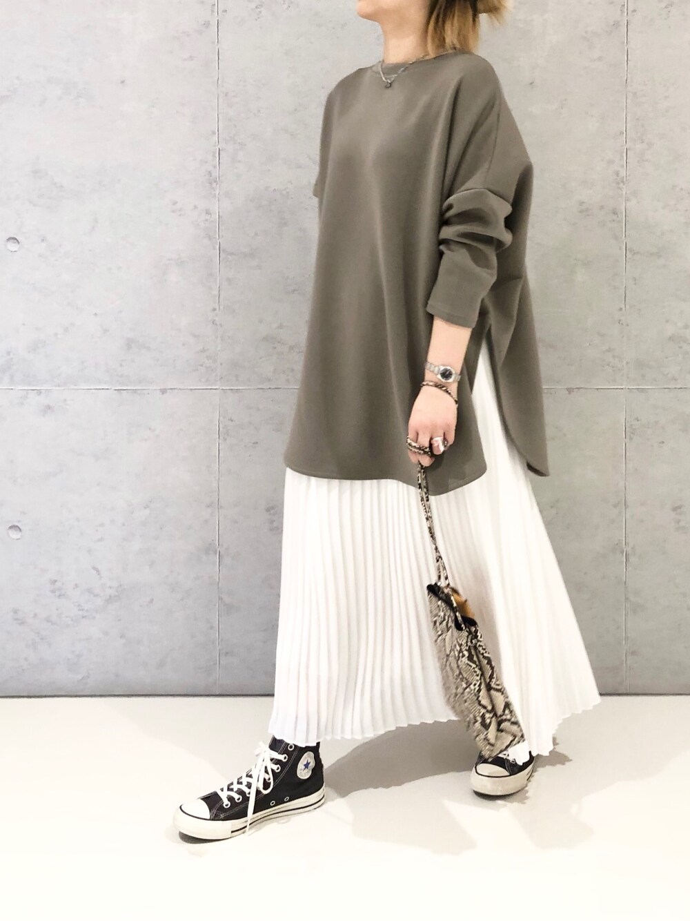 その他のショルダーバッグ、グレー系のスニーカー、グリーン系のTシャツ/カットソーを着用したレディースの冬コーディネートの2枚目の写真