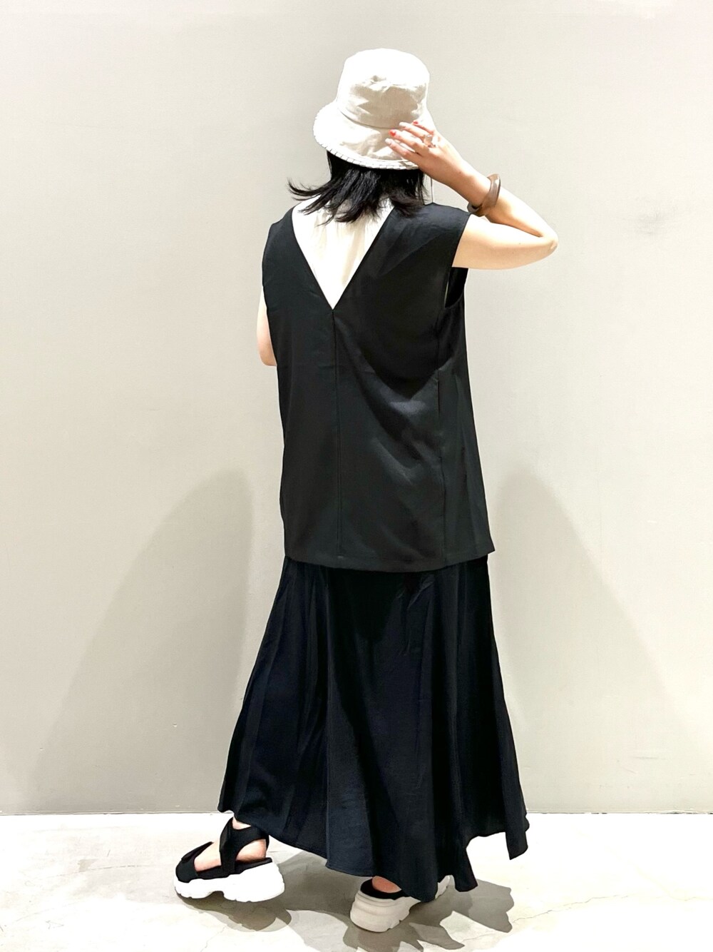 ブルー系のショルダーバッグ、ブラック系のサンダル、ブラック系のスカートを着用したレディースの夏コーディネートの3枚目の写真