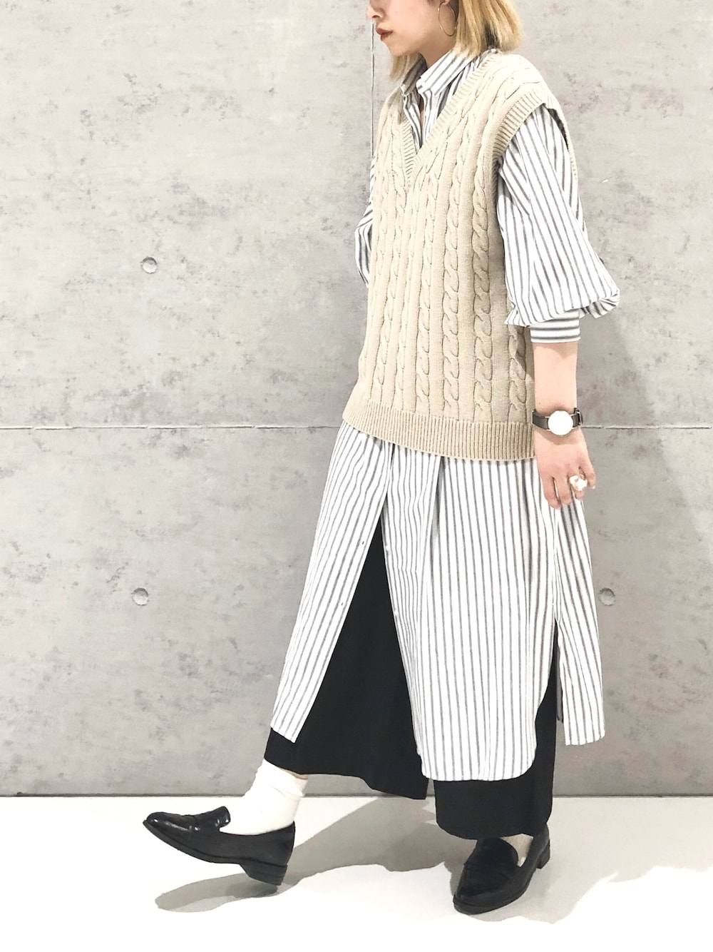 グレー系のシャツワンピース、ブラック系のローファー、ブラック系のその他パンツを着用したレディースの冬コーディネートの2枚目の写真
